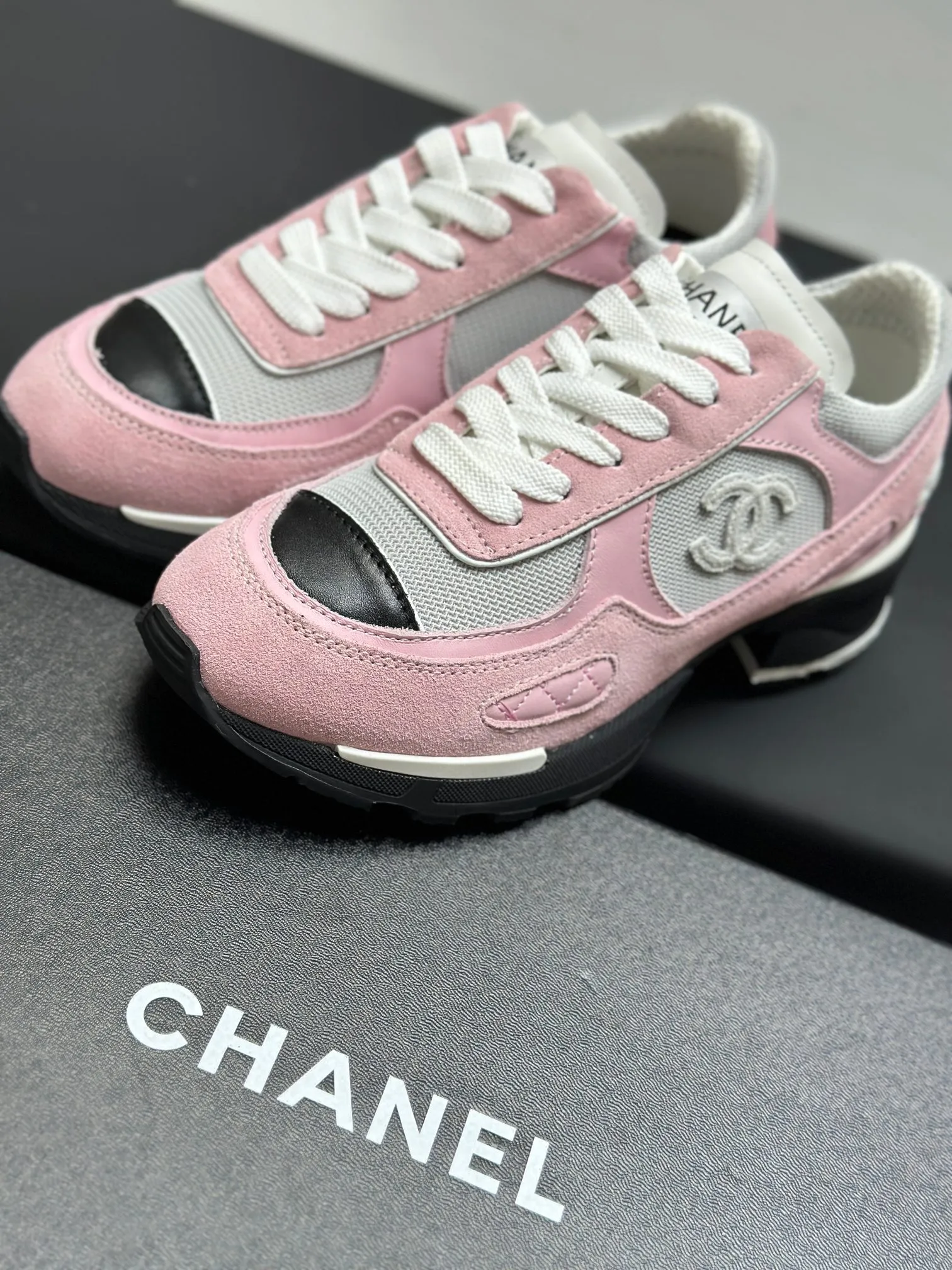 Men's shoes 💰620💰Women's 🚺 Chanel Panda shoes! 2025 counter top casual sports shoes This classic design; the upper is in the style of electric embroidery with various techniques; the outsole is fashionable and sporty; the unusual inclusion of a variety of color matching elements... The diversified mix and match is very good-looking and versatile, and can be used for leisure, fashion, sports, and outdoor... ꫛꫀꪝ Go➫ Materials: ❶Upper made of: original imported first-layer silk cowhide + original waterproof cloth + original first-layer cowhide ❷Inner use: Original Yangli+wang ❸ Outsole based on: Original TPU combination outsole Special counter boutique packaging complete set for women 35–41